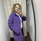 Sobrecamisa larga morada de mujer con botones y bolsillos delanteros