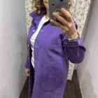 Sobrecamisa larga morada de mujer con botones y bolsillos delanteros