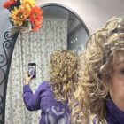 Espalda de sobrecamisa morada de mujer con bordado de alas y estrellas plateadas con lentejuelas.