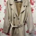 Chaquetón oversize de antelina beige con solapas, doble botonadura y bolsillos laterales.