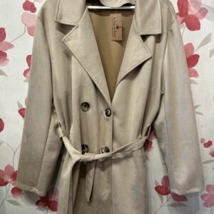 Chaquetón oversize de antelina beige con solapas, doble botonadura y bolsillos laterales.