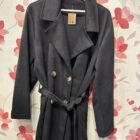 Chaquetón oversize de antelina NEGRA con solapas, doble botonadura y bolsillos laterales.