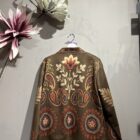 Chaqueta boho marrón con estampado floral y motivos ornamentales en tonos teja, granate y beige.