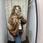 Chaqueta boho marrón con estampado floral y motivos ornamentales en tonos teja, granate y beige.
