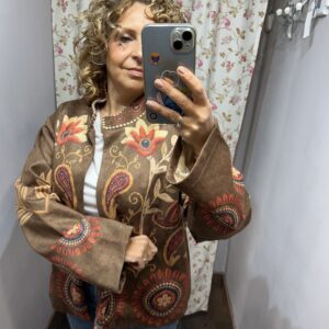 Chaqueta boho marrón con estampado floral y motivos ornamentales en tonos teja, granate y beige.
