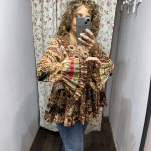 Blusa de mujer con estampado geométrico multicolor, escote en pico, mangas largas con volantes y bajo con vuelo.