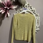 Jersey de punto fino con brillo en color amarillo lima y cuello redondo.