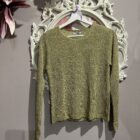 Jersey de punto fino con brillo en color amarillo lima y cuello redondo.