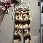 Detalle del estampado tie-dye en tonos chocolate y beige y de la cinturilla del pantalón.
