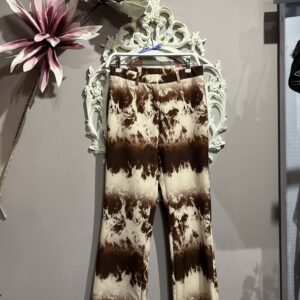 Detalle del estampado tie-dye en tonos chocolate y beige y de la cinturilla del pantalón.