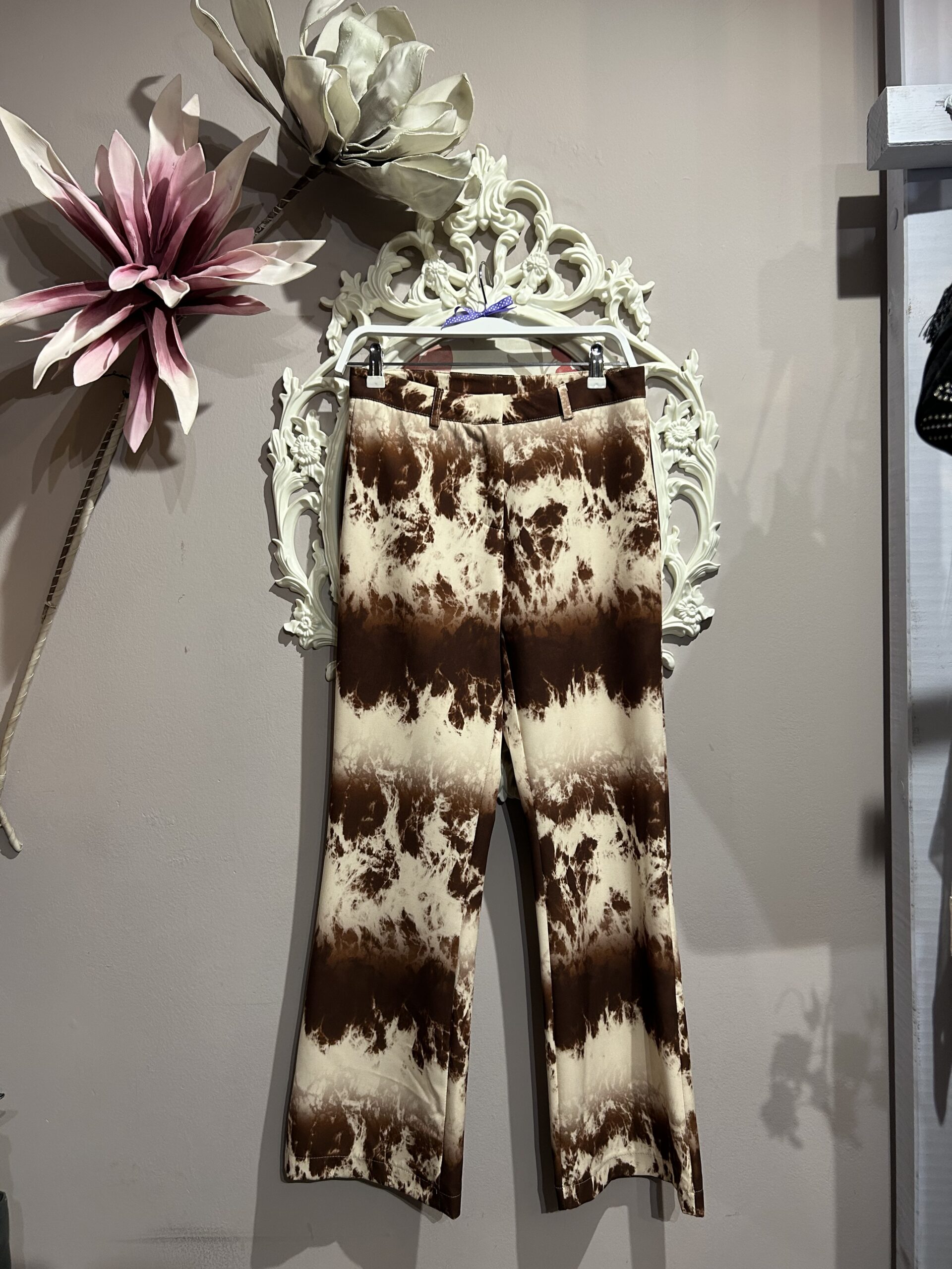 IMG_9776 Detalle del estampado tie-dye en tonos chocolate y beige y de la cinturilla del pantalón.