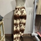 Detalle del estampado tie-dye en tonos chocolate y beige y de la cinturilla del pantalón.