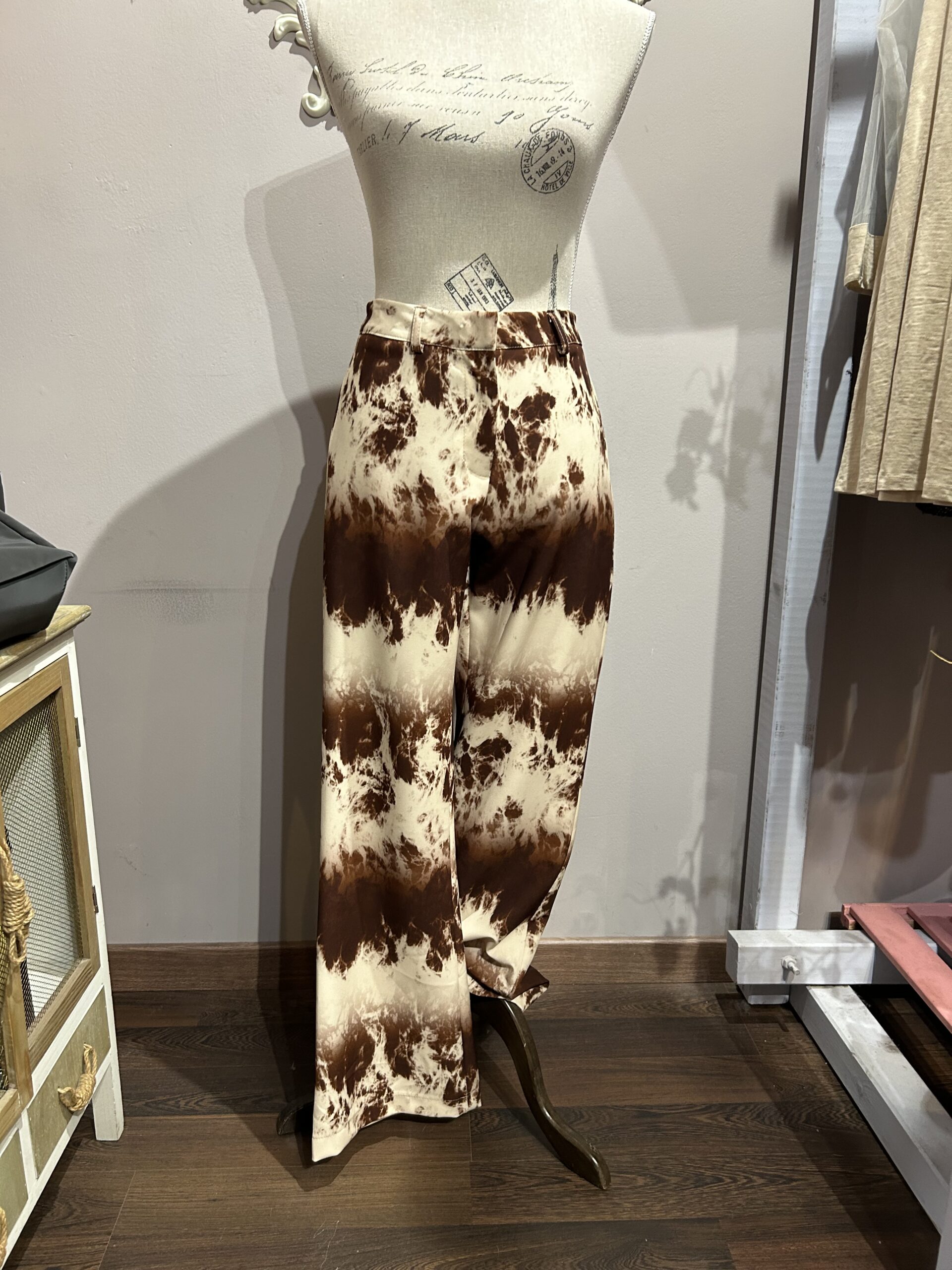 Detalle del estampado tie-dye en tonos chocolate y beige y de la cinturilla del pantalón.