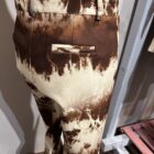 Detalle del estampado tie-dye en tonos chocolate y beige y de la cinturilla del pantalón.
