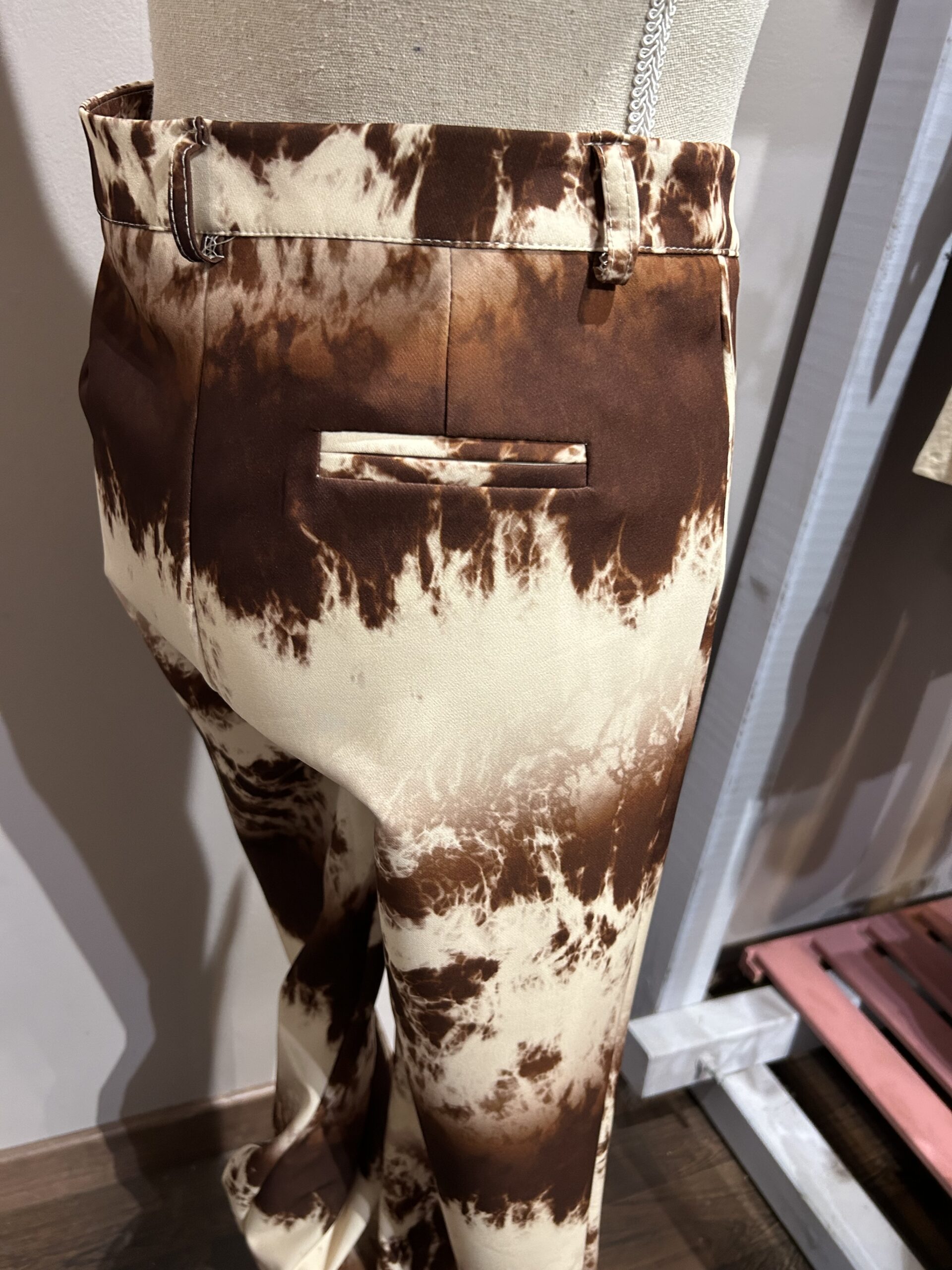 Detalle del estampado tie-dye en tonos chocolate y beige y de la cinturilla del pantalón.