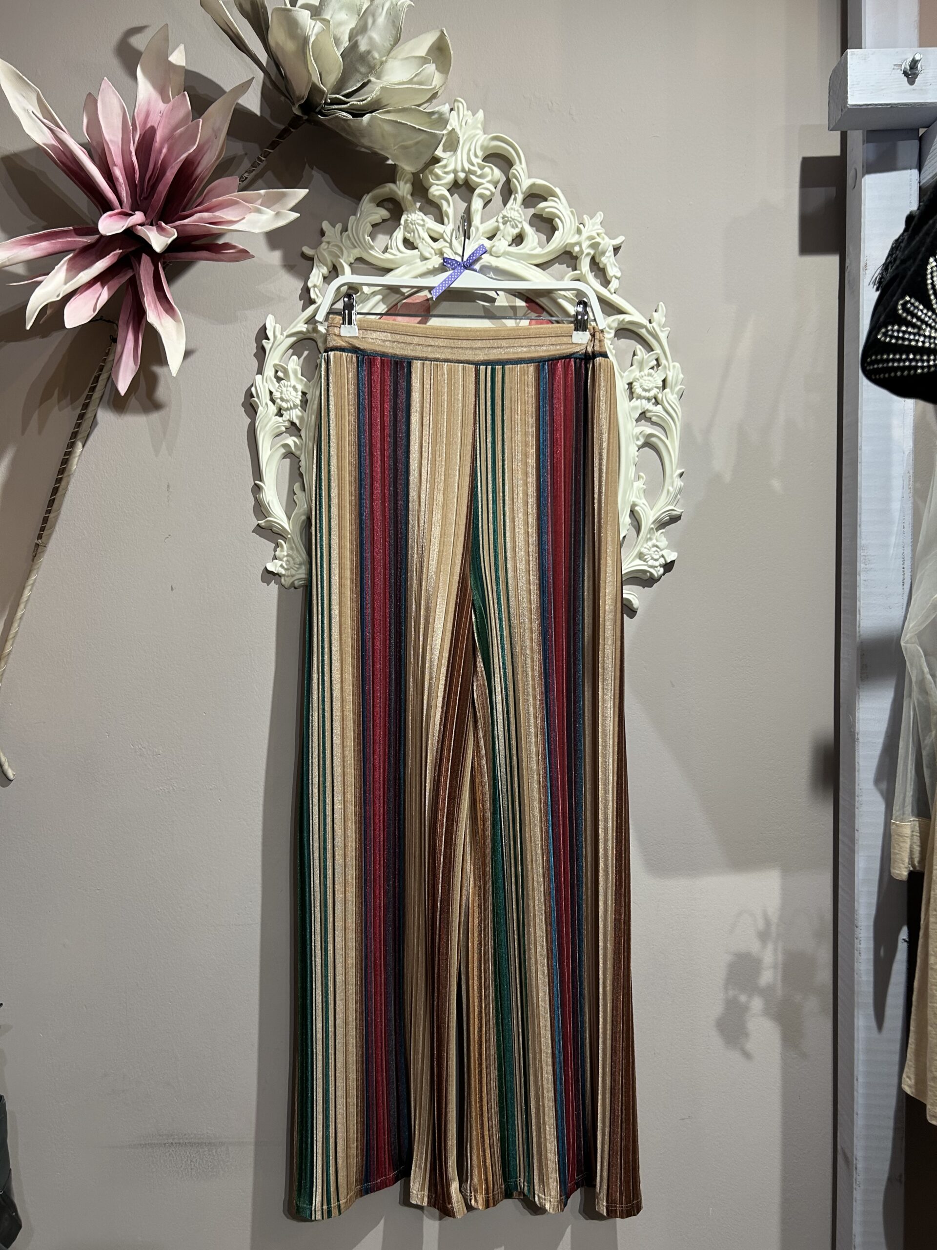 IMG_9781 Pantalón largo de mujer de terciopelo de mil rayas multicolor en tonos camel, marrón, beige, burdeos y verde botella.