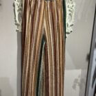 Pantalón largo de mujer de terciopelo de mil rayas multicolor en tonos camel, marrón, beige, burdeos y verde botella.