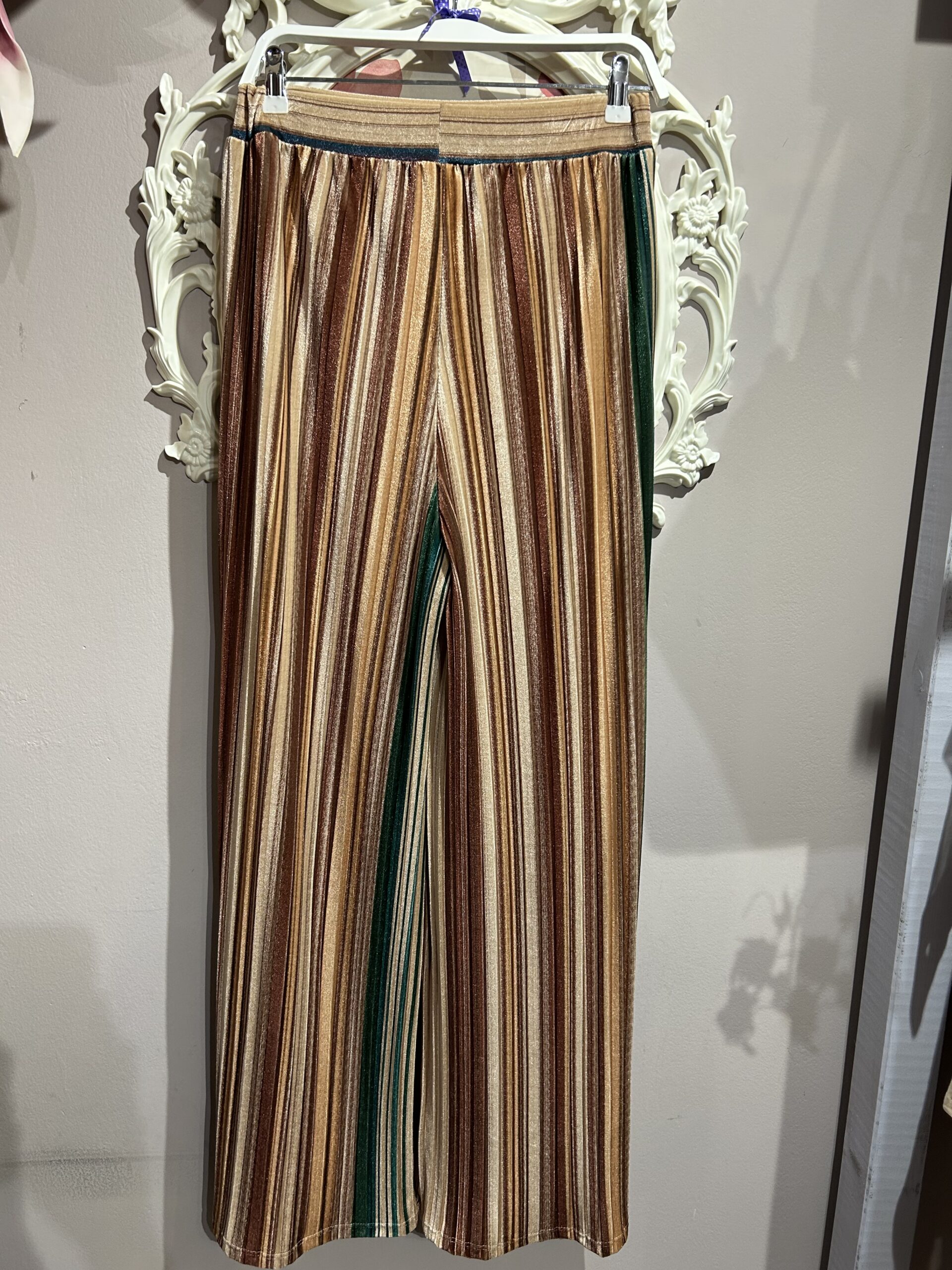 Pantalón largo de mujer de terciopelo de mil rayas multicolor en tonos camel, marrón, beige, burdeos y verde botella.