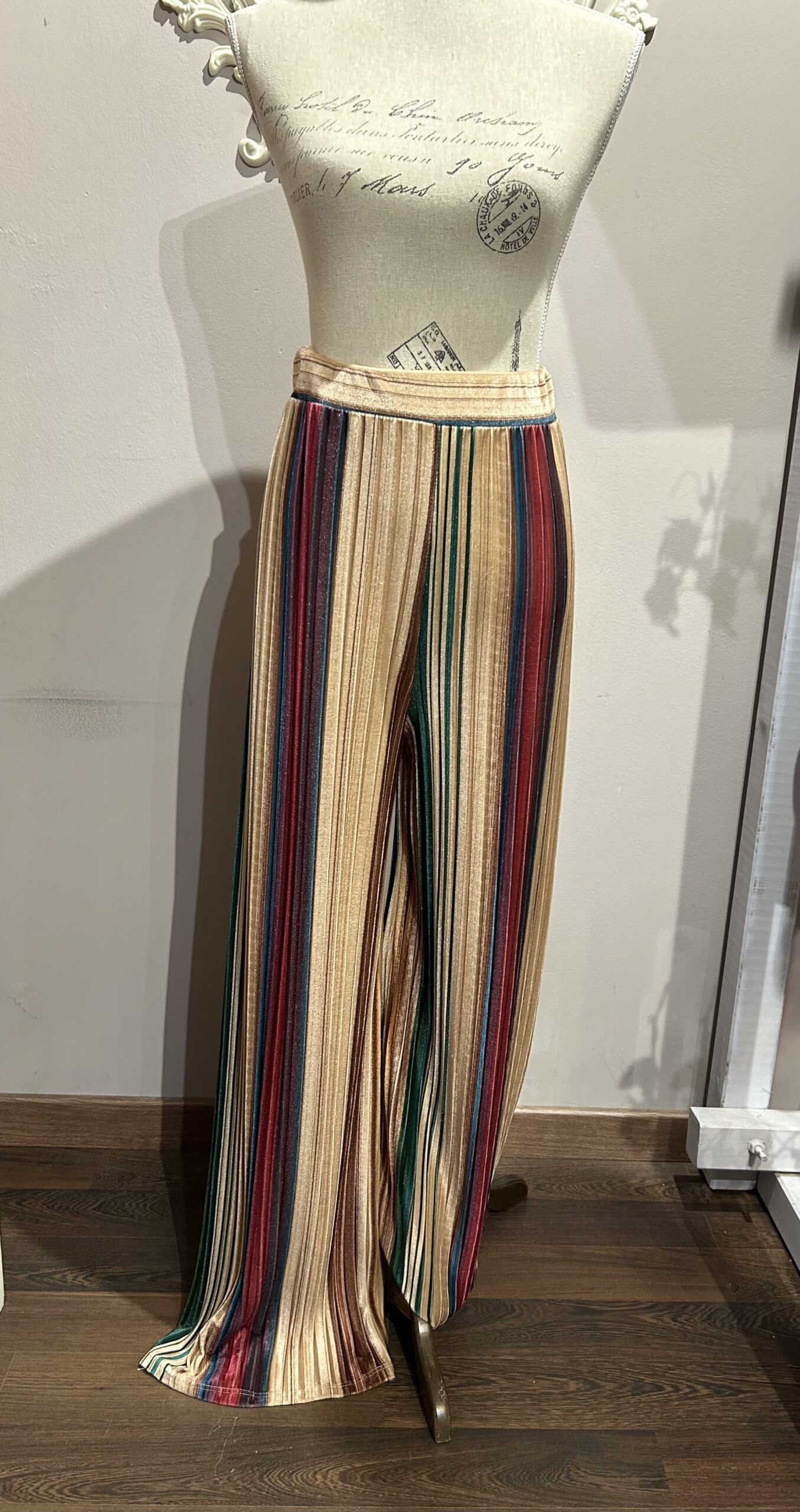 Pantalón largo de mujer de terciopelo de mil rayas multicolor en tonos camel, marrón, beige, burdeos y verde botella
