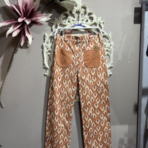 Pantalón de mujer estampado color teja y crudo con bolsillos delanteros.
