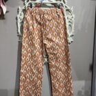 Pantalón de mujer estampado color teja y crudo con bolsillos delanteros.