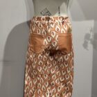 Pantalón de mujer estampado color teja y crudo con bolsillos delanteros.