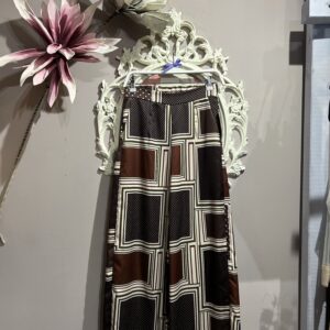 Pantalón palazzo de mujer con estampado geométrico en tonos chocolate, crudo y verde oliva.