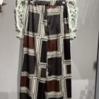 Pantalón palazzo de mujer con estampado geométrico en tonos chocolate, crudo y verde oliva.