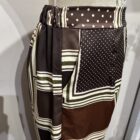Pantalón palazzo de mujer con estampado geométrico en tonos chocolate, crudo y verde oliva.