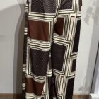 Pantalón palazzo de mujer con estampado geométrico en tonos chocolate, crudo y verde oliva.