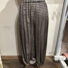 Pantalón jogger de mujer con estampado de cuadros azul marino y camel y bajos elásticos.