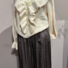 Pantalón jogger de cuadros azul marino y camel combinado con jersey crudo de volantes.