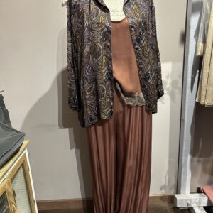 Conjunto boho con pantalón fluido color teja efecto satén, top lencero con encaje y camisa estampada de La Casa de Ántica.