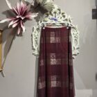 Detalle de la falda larga de tul burdeos con estampado geométrico en tonos topo y beige
