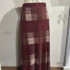 Detalle de la falda larga de tul burdeos con estampado geométrico en tonos topo y beige