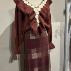 Falda larga de tul estampada en burdeos y beige con forro interior, combinada con jersey granate en La Casa de Ántica.