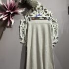 Falda midi de punto beige.