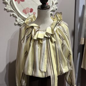 Blusa tonos pastel con rayas marrones. Cuello con volante y lazada,