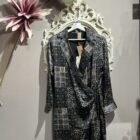 Vestido cruzado estampado geométrico en negro, azul y beige con frunce delantero y mangas largas