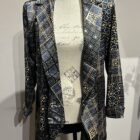 Vestido cruzado estampado geométrico en negro, azul y beige con frunce delantero y mangas largas
