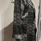 Vestido cruzado estampado geométrico en negro, azul y beige con frunce delantero y mangas largas