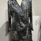 Vestido cruzado estampado geométrico en negro, azul y beige con frunce delantero y mangas largas