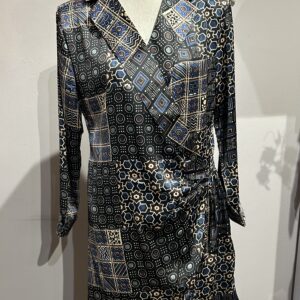Vestido cruzado estampado geométrico en negro, azul y beige con frunce delantero y mangas largas