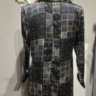 Vestido cruzado estampado geométrico en negro, azul y beige con frunce delantero y mangas largas