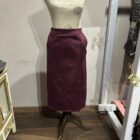 Falda midi granate efecto ante con costuras horizontales decorativas