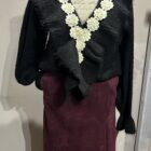 Jersey cuello volante con flores y puño volante en color negro. con falda burdeos,
