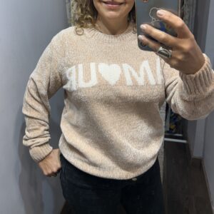 ersey de tacto aterciopelado con la palabra AMOUR y corazón en el delantero, disponible en varios colores.